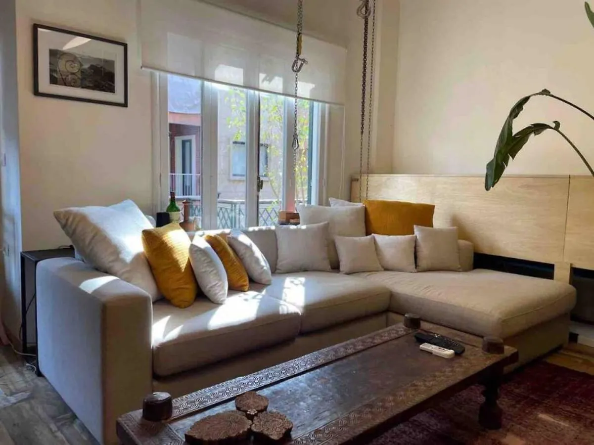 Designer 1Br Apt In Gemmayze Beirut 0*,